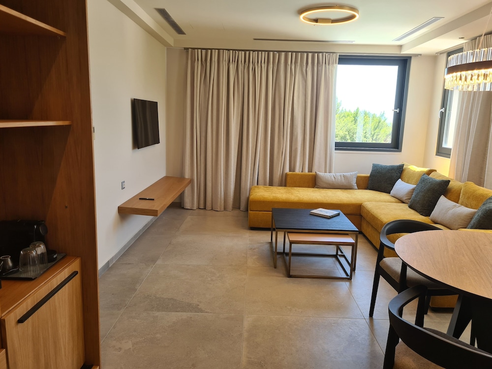 Galaxy, Suite, King Bed, Forest View, Outdoor Jetted Tub, Sofa، Celestial All Suites - Adults Only 2/4