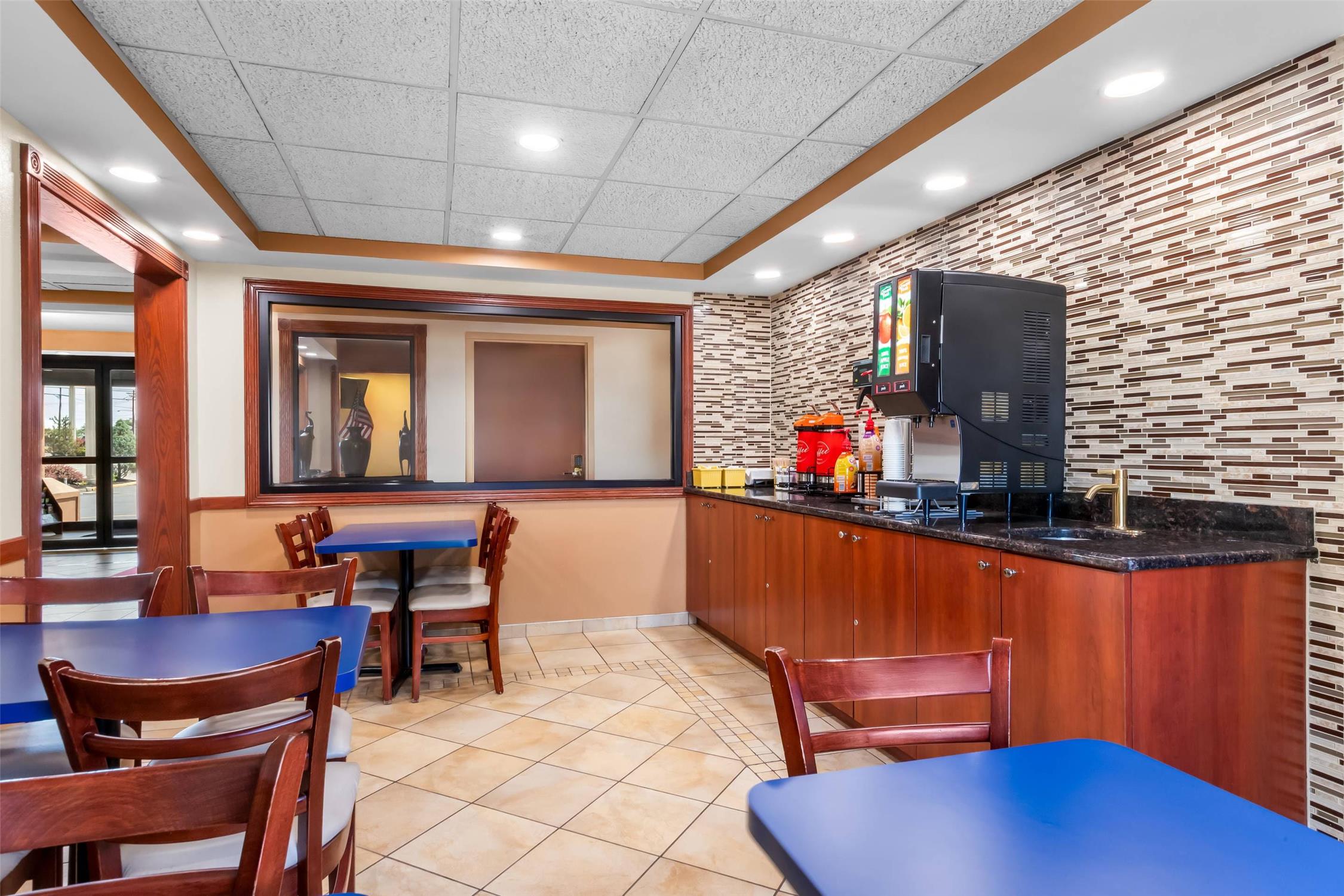 Econo Lodge Woodbridge 29/36