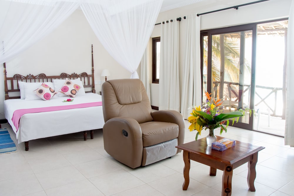 Jacaranda Indian Ocean Beach Resort 14/40