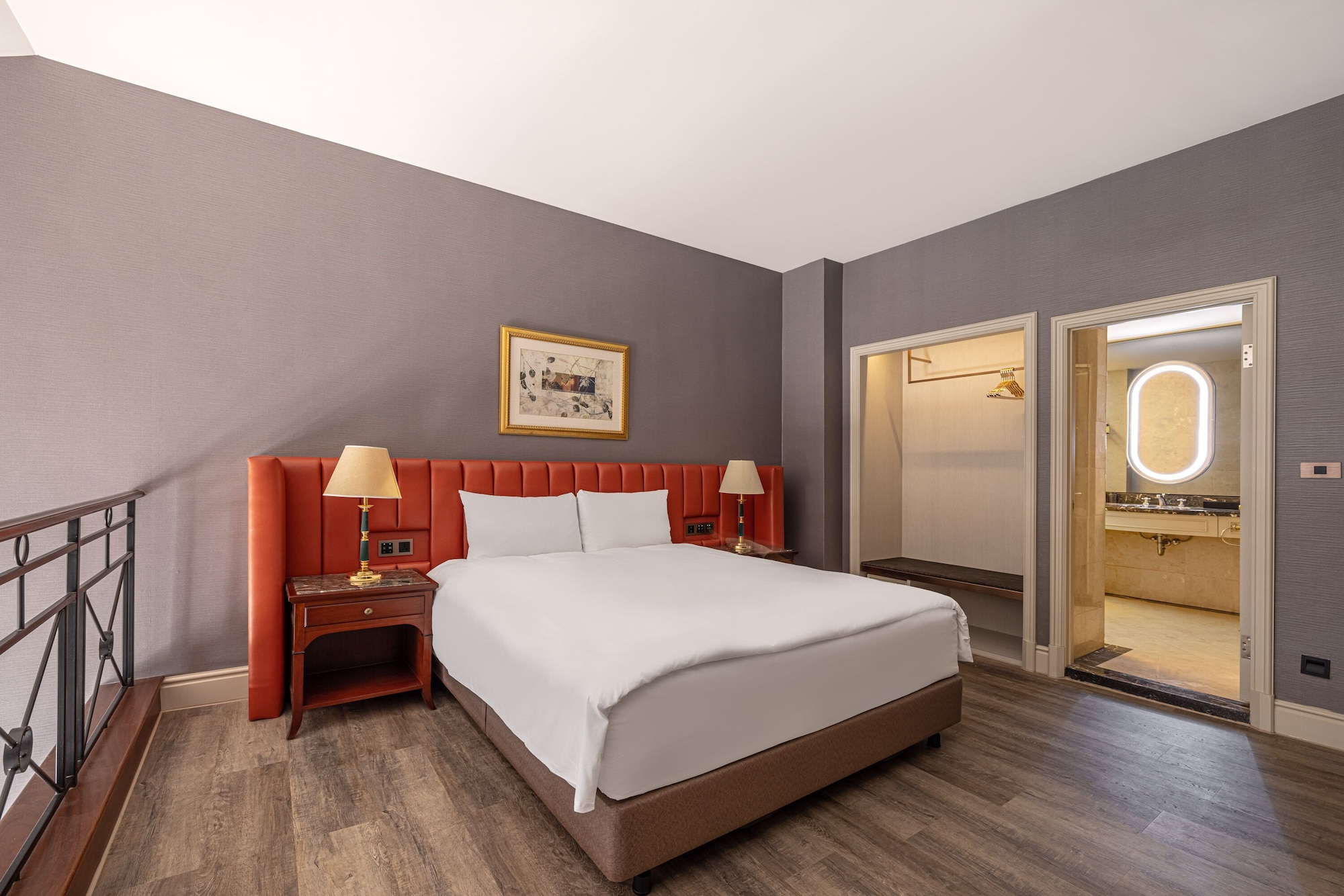 دوبلكس بريميير بسرير كينج وسرير كوين مع أريكة، Lakeshore Hotel 2/3