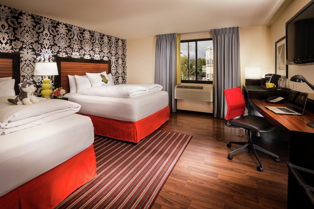 Staypineapple At The Maxwell Hotel 8/50