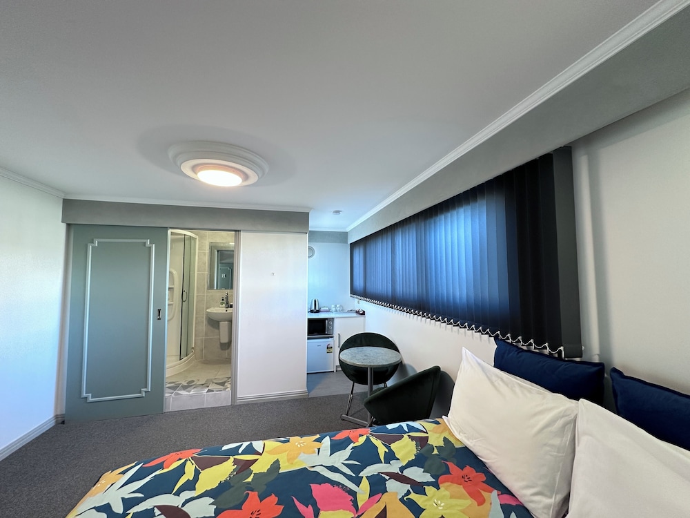 Pure Motel & Guest House 24/75