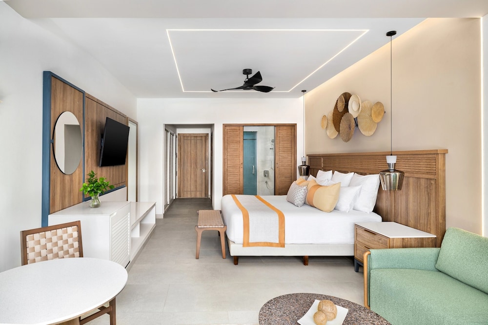 Junior Suite, King Bed, Tropical View