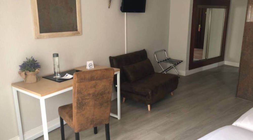 Marques de Santillana Hotel 46/60