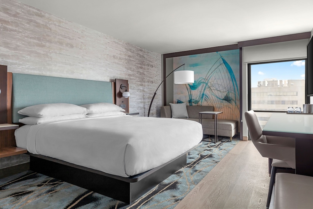 Club, King Bed