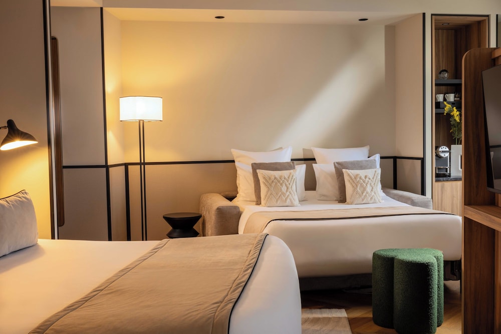 Junior Suite, Privilege, Twin Beds, Street View, Sofa، Le Richebourg Hotel Restaurant Spa 2/5