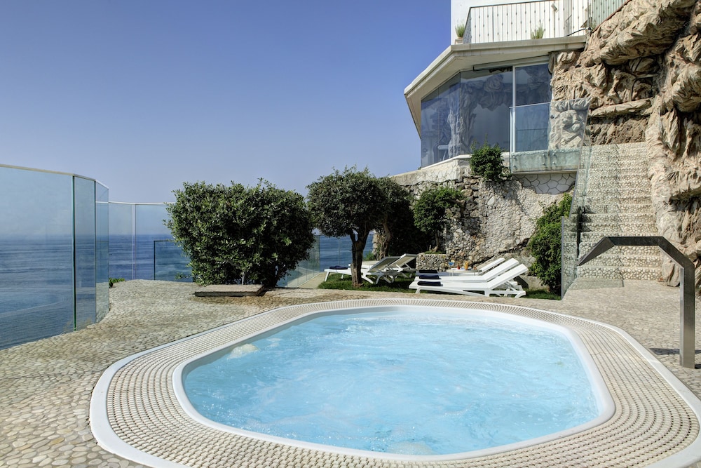 Lloyd's Baia Hotel 36/64