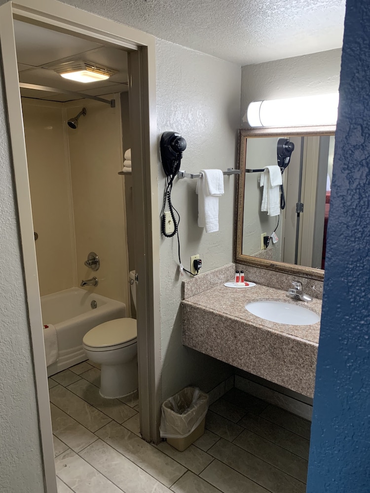 Days Inn by Wyndham Central San Antonio NW Medical Center 16/40