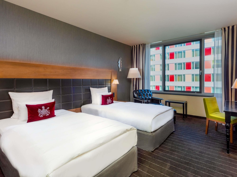 SLEEP, TWIN BEDS
