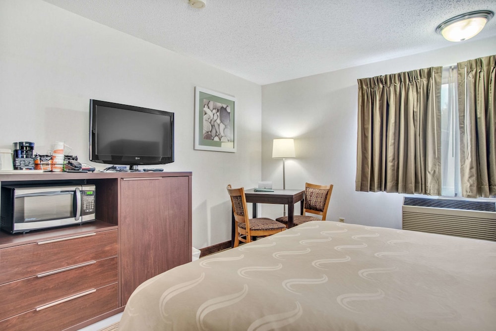 Everspring Inn Suites Hill City 14/61