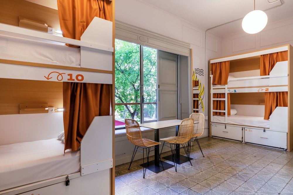 FEMALE DORM, FEMALE ONLY, 10 BEDS, SHARED BATHROOM