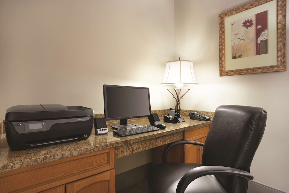 Country Inn & Suites by Radisson, Moline Airport 27/28
