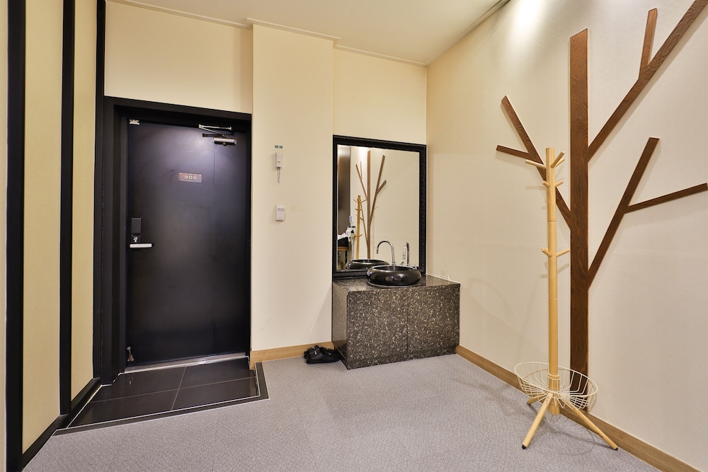 Ara Hotel 9/50