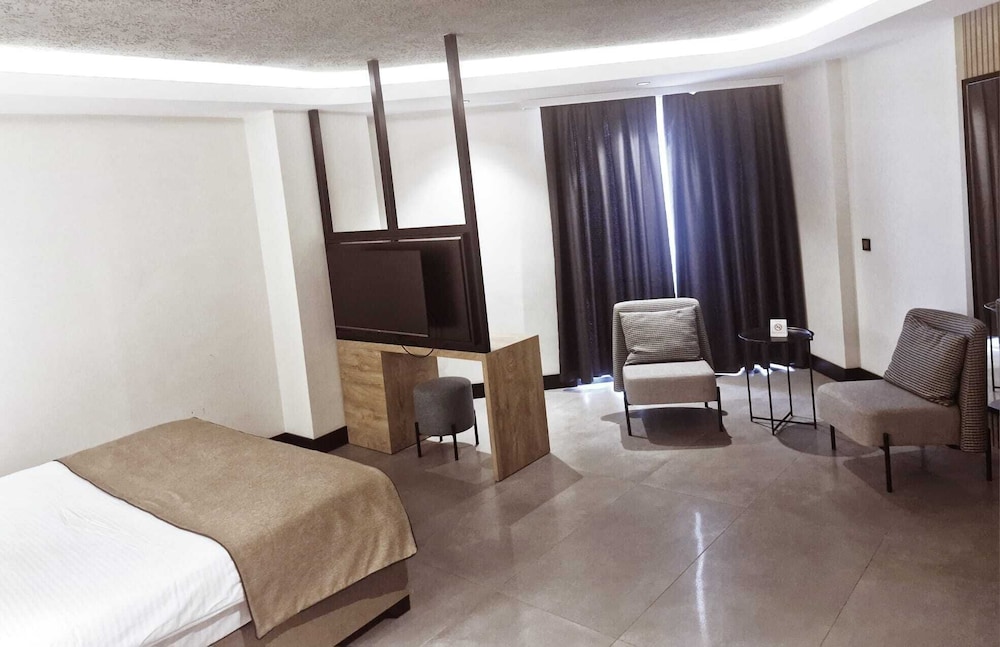 DELUXE, KING BED