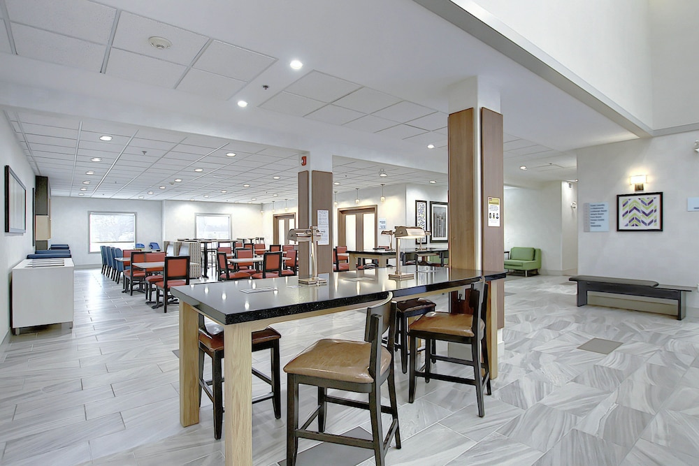 Holiday Inn Express Hotel Suites Airport Calgary 41/52