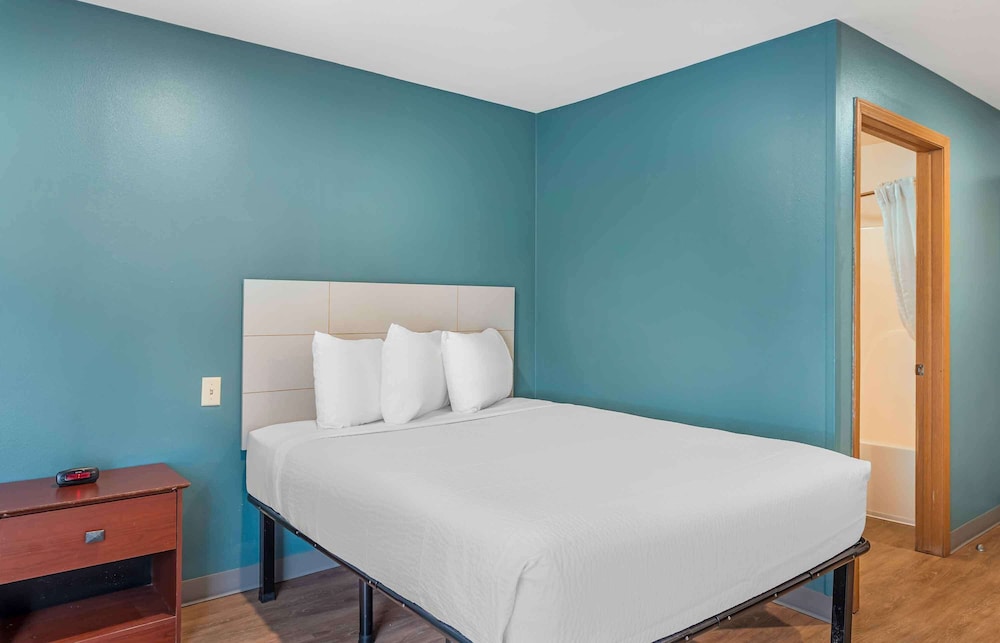 STUDIO, QUEEN BED