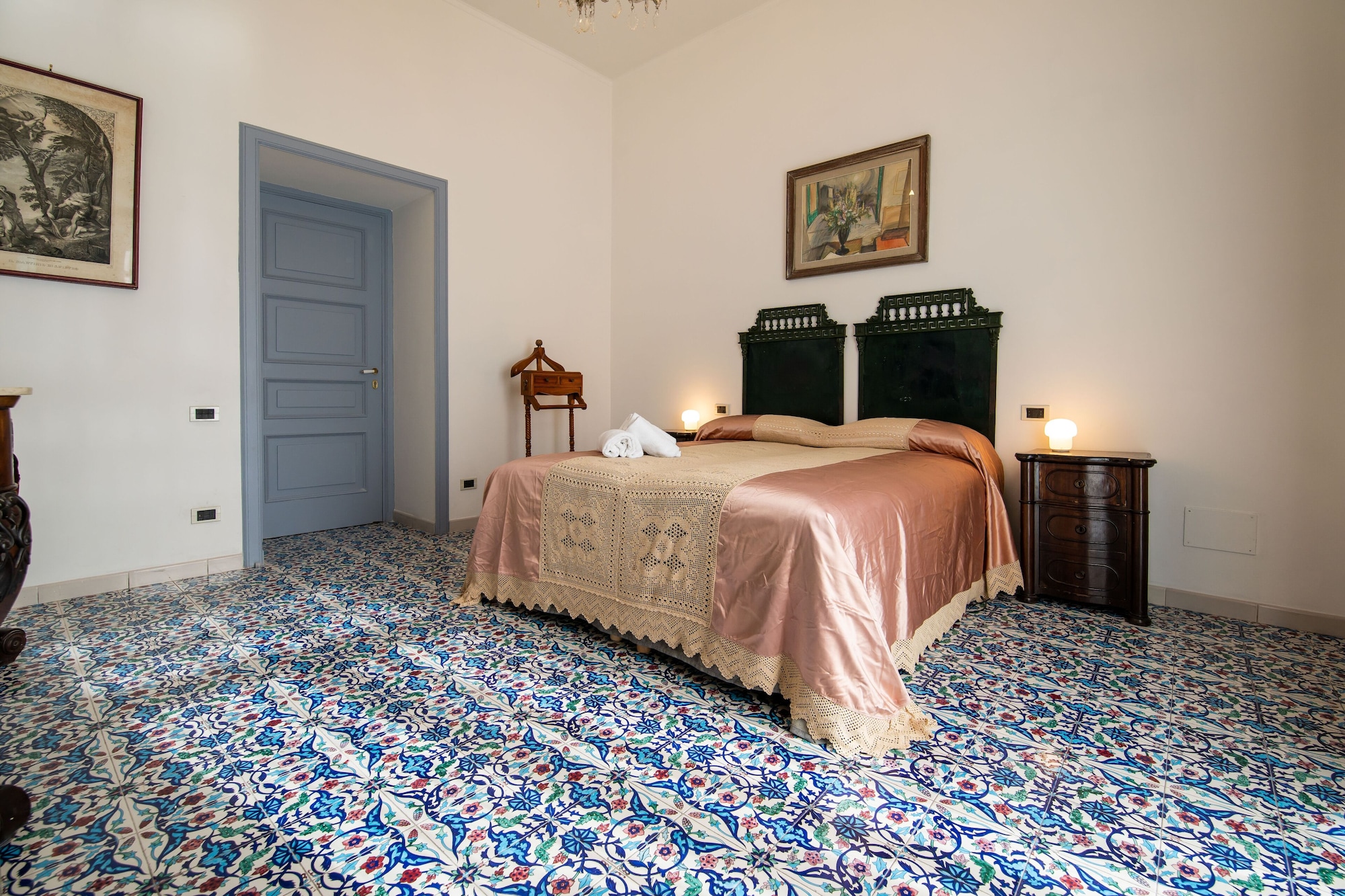 Traditional, Queen Bed, D' Angleterre 2/10
