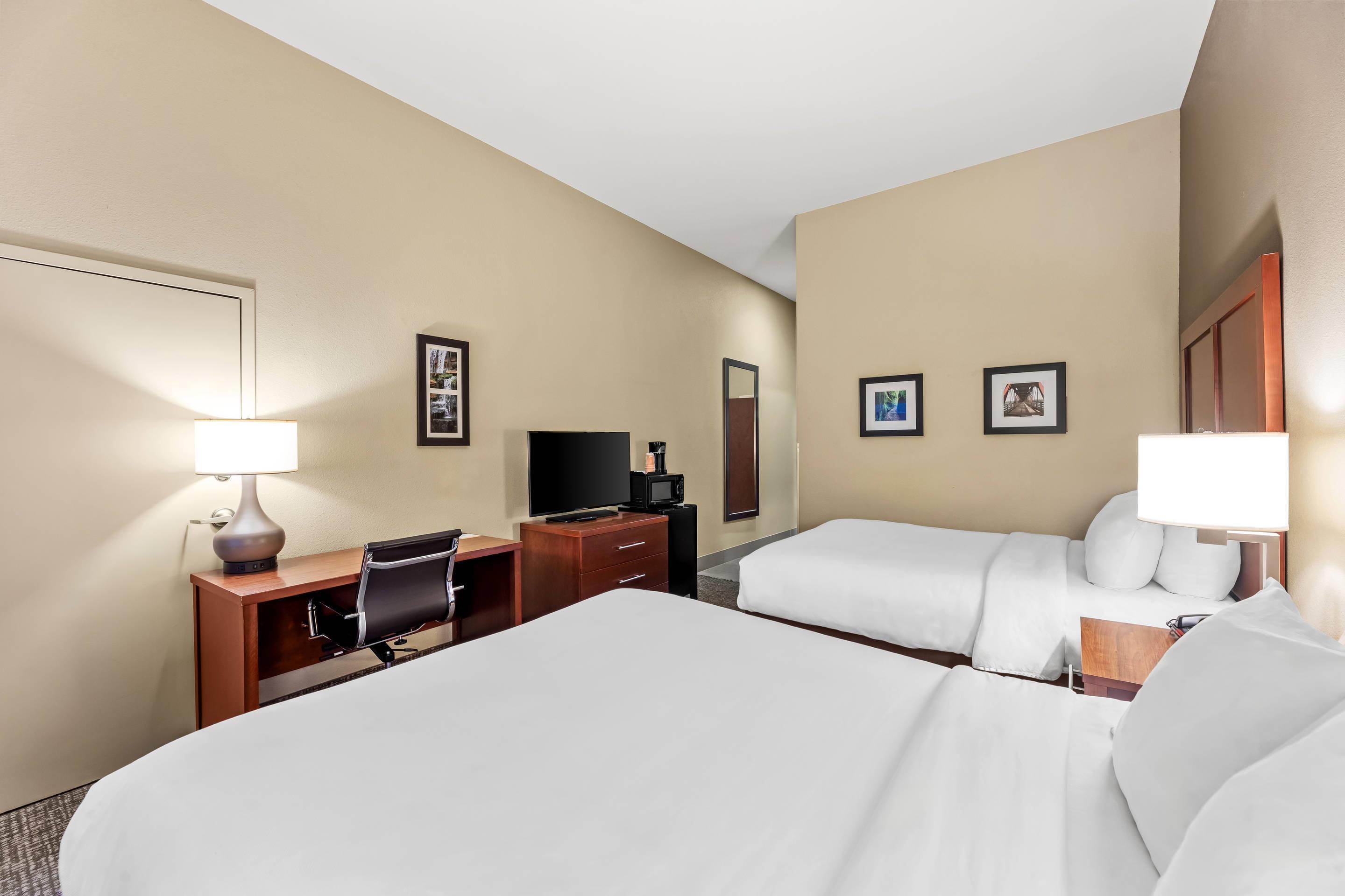 Room, 2 Queen Beds, Comfort Inn Suites Tuscumbia Muscle Shoals 2/5
