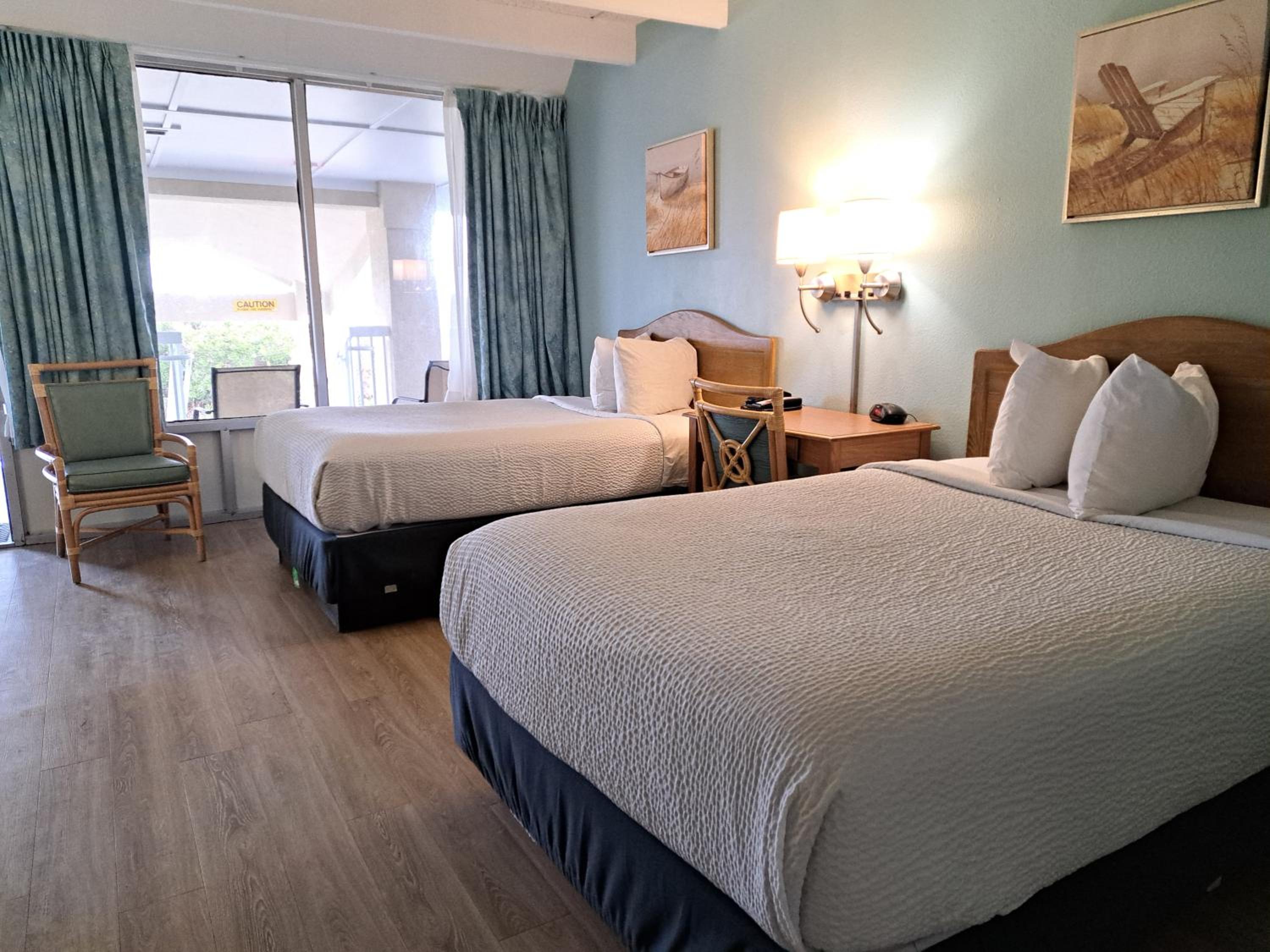 غرفة بسريرين مزدوجين بإطلالة جزئية على البحر، Days Inn & Suites By Wyndham Jekyll Island 5/10