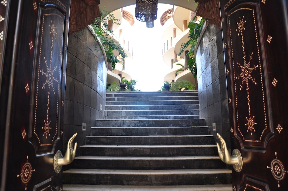 El Taj Oceanfront & Beachside Condo Hotel 46/74