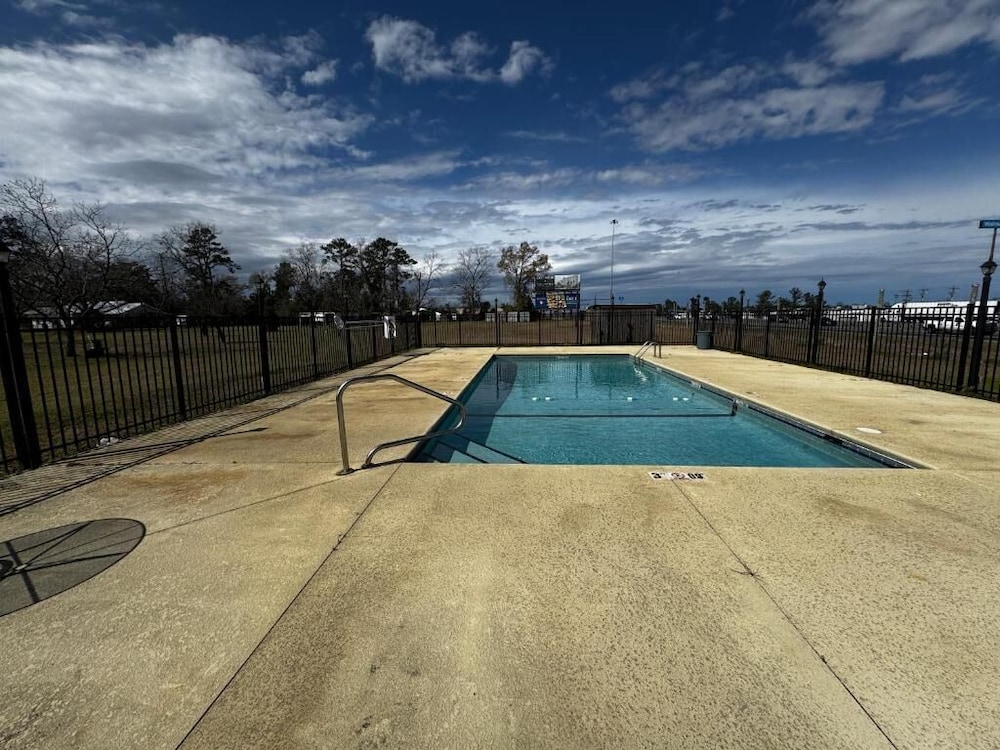 OYO Briarwood Motel 24/49