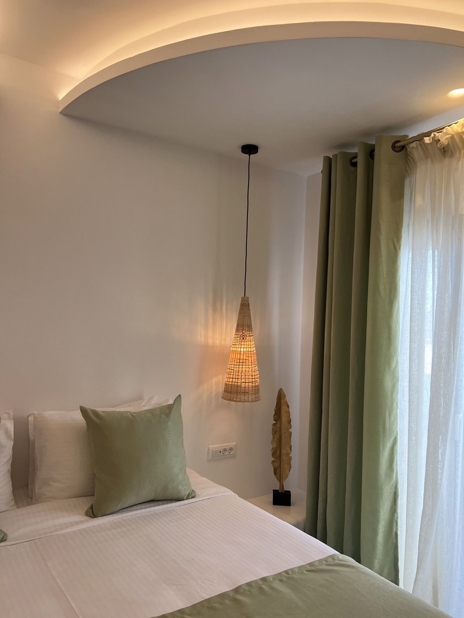SUPERIOR, SUITE, SEA VIEW, JETTED TUB