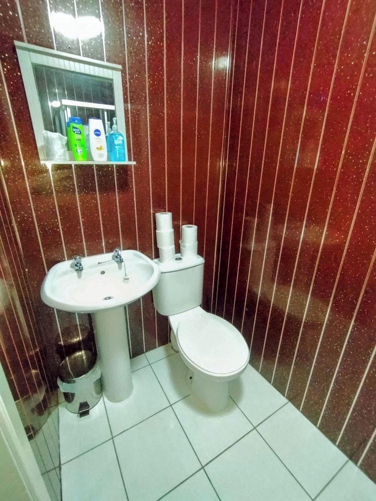 Oyo Gin House Hotel 39/50