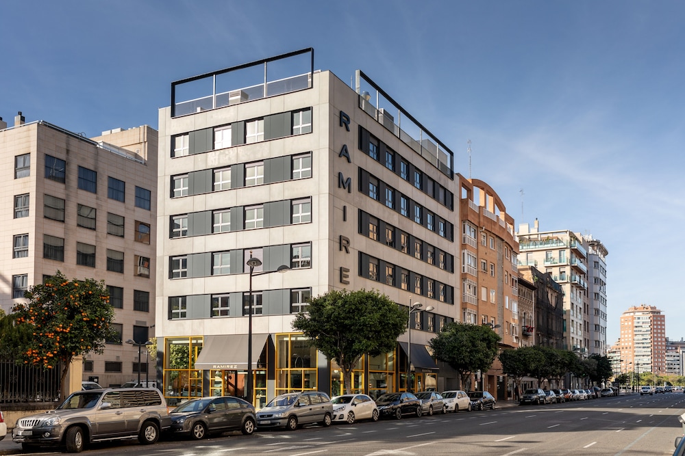 Ramirez Flats & Bar 65/69