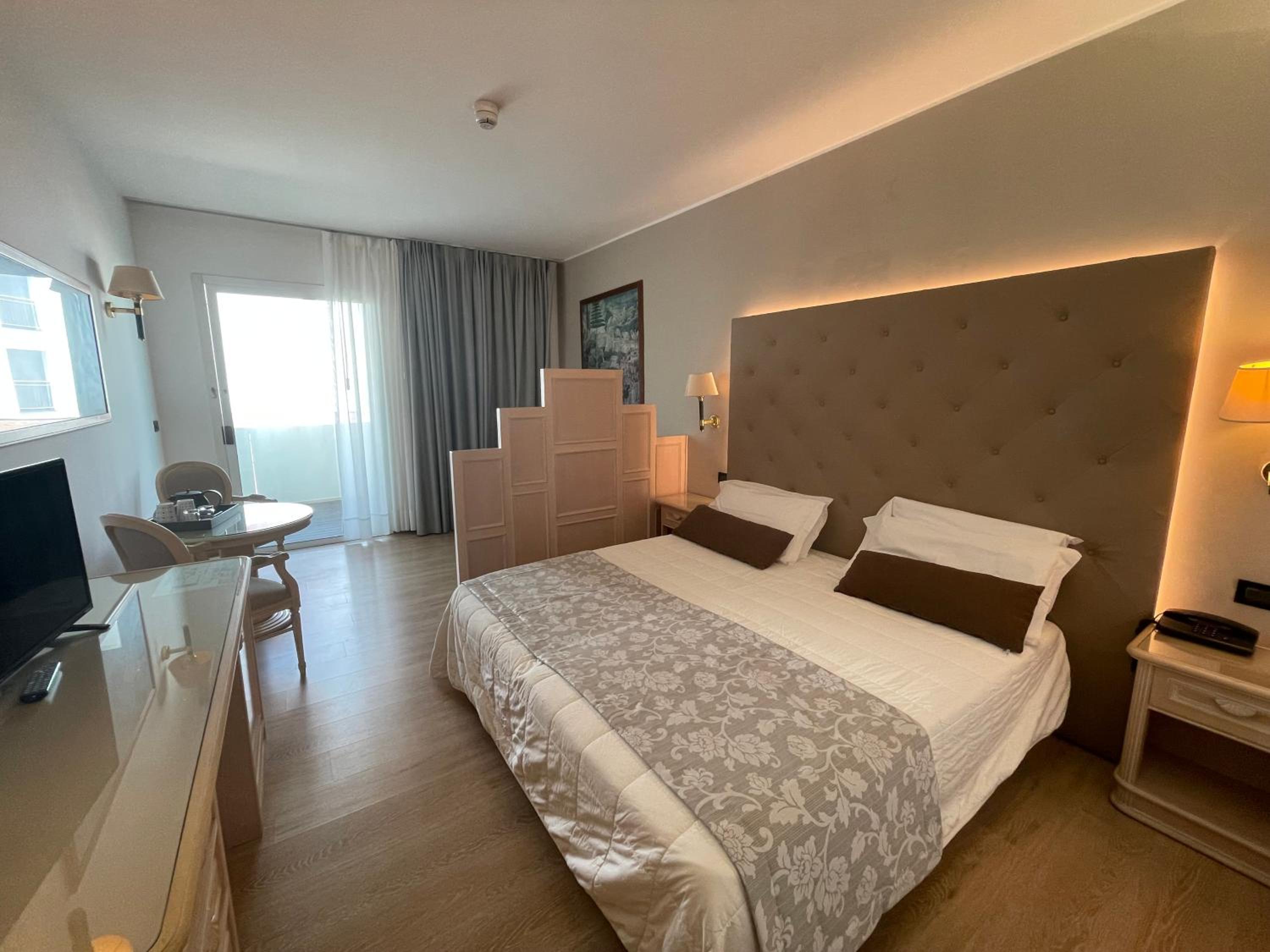 Junior Suite, Classic, Side Sea View, Balcony