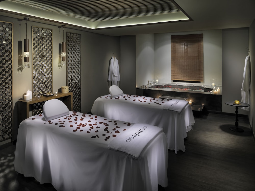 H10 White Suites - Adults Only 36/70