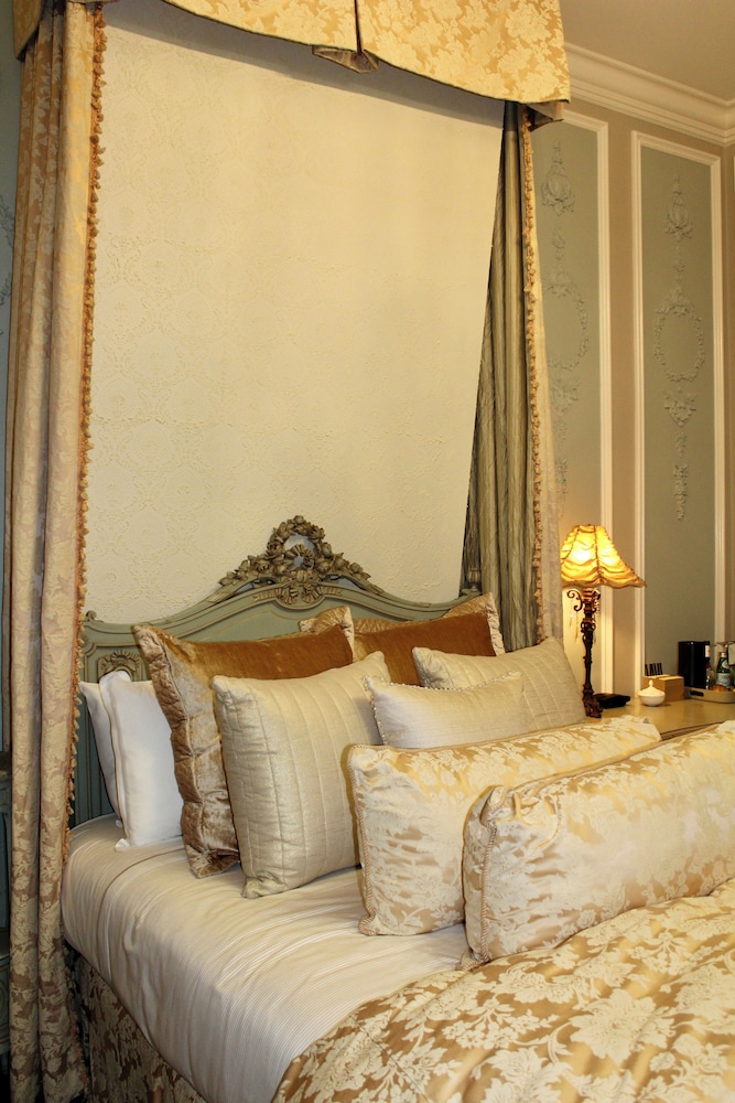 LUXURY, SUITE