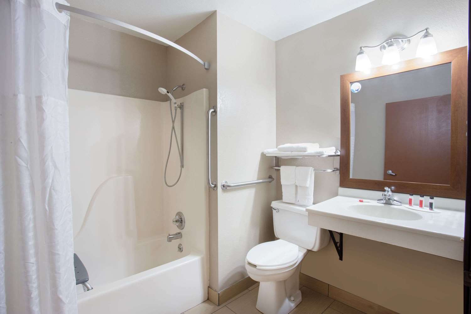Super 8 By Wyndham Iowa City/Coralville 5/6