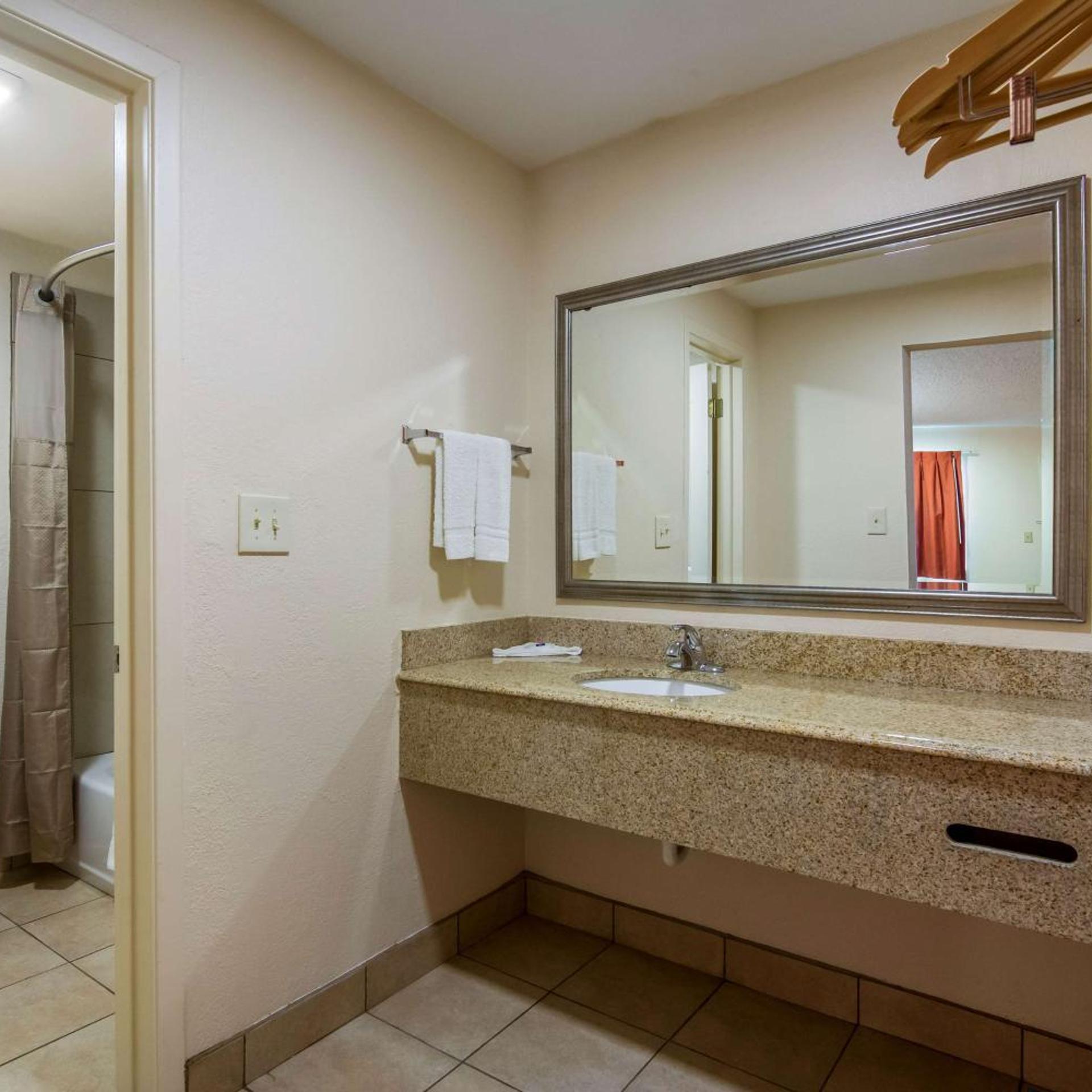 2 Queen Beds - Smoking, Micfridge، Motel6 Winnie Tx 8/8
