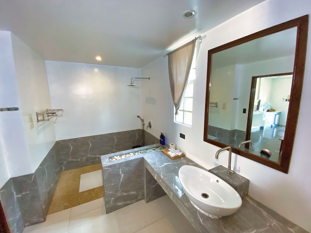 غرفة ديلوكس ثلاثية بسرير كينج مع أريكة، Amihan Resort 7/10