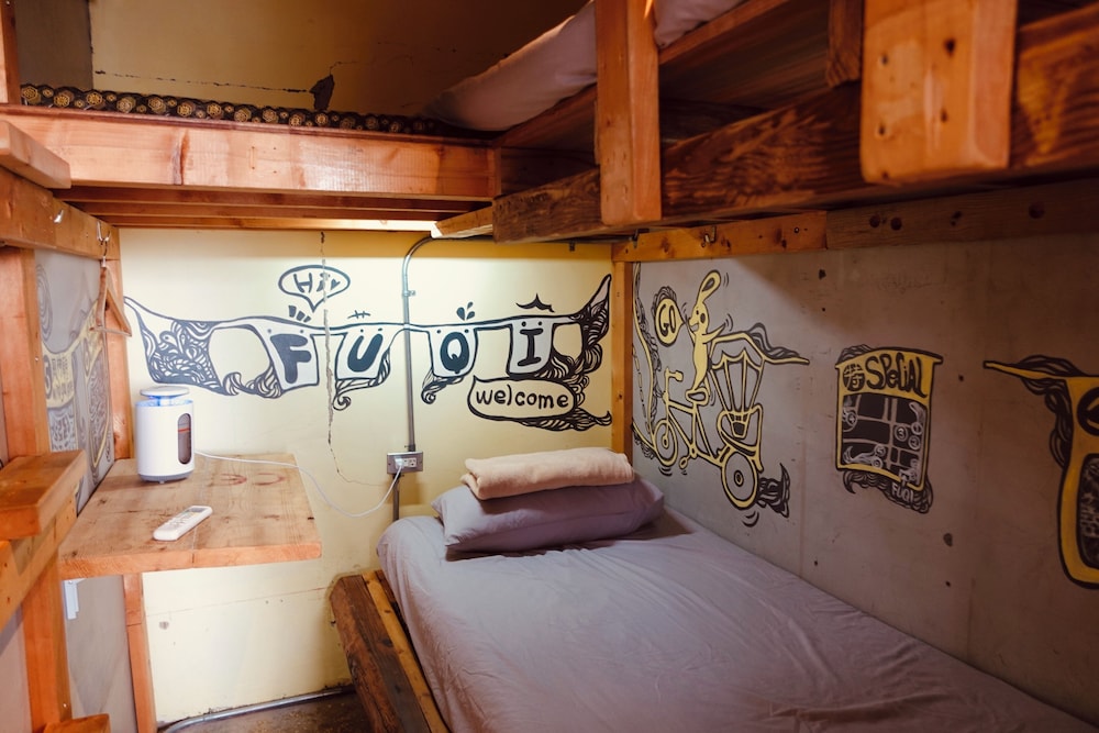 ROOM, SHARED BATHROOM