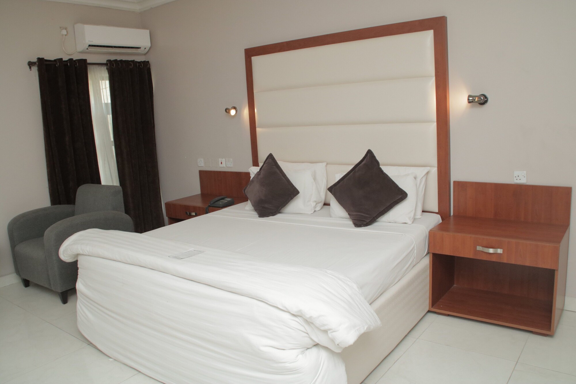 EXECUTIVE, SUITE