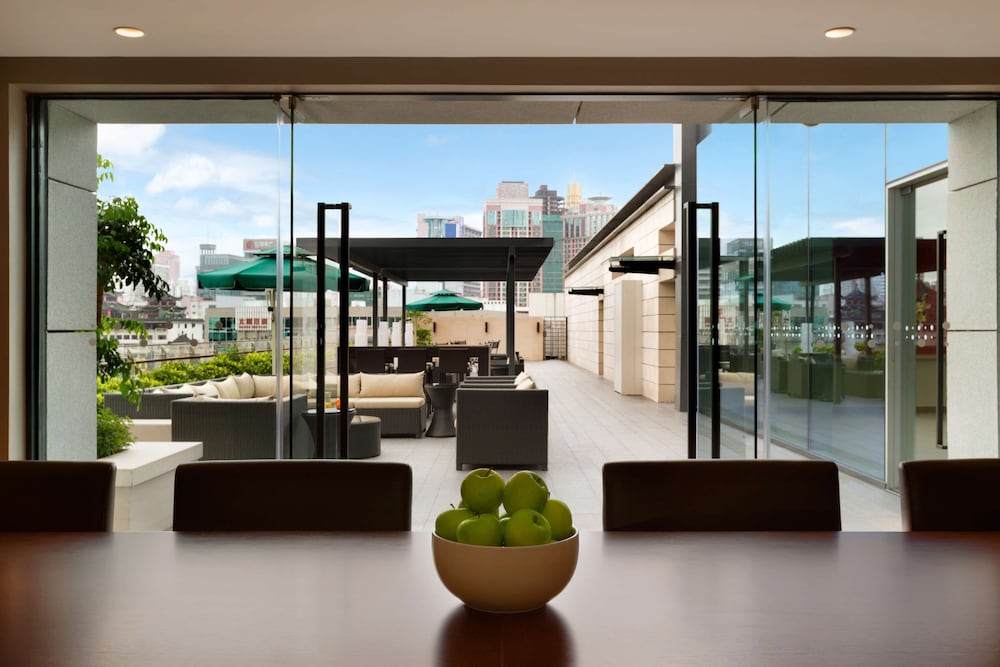 Hyatt Place Shenzhen Dongmen 64/79