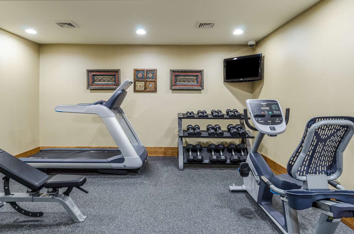 Comfort Inn & Suites West Springfield, MA 22/35