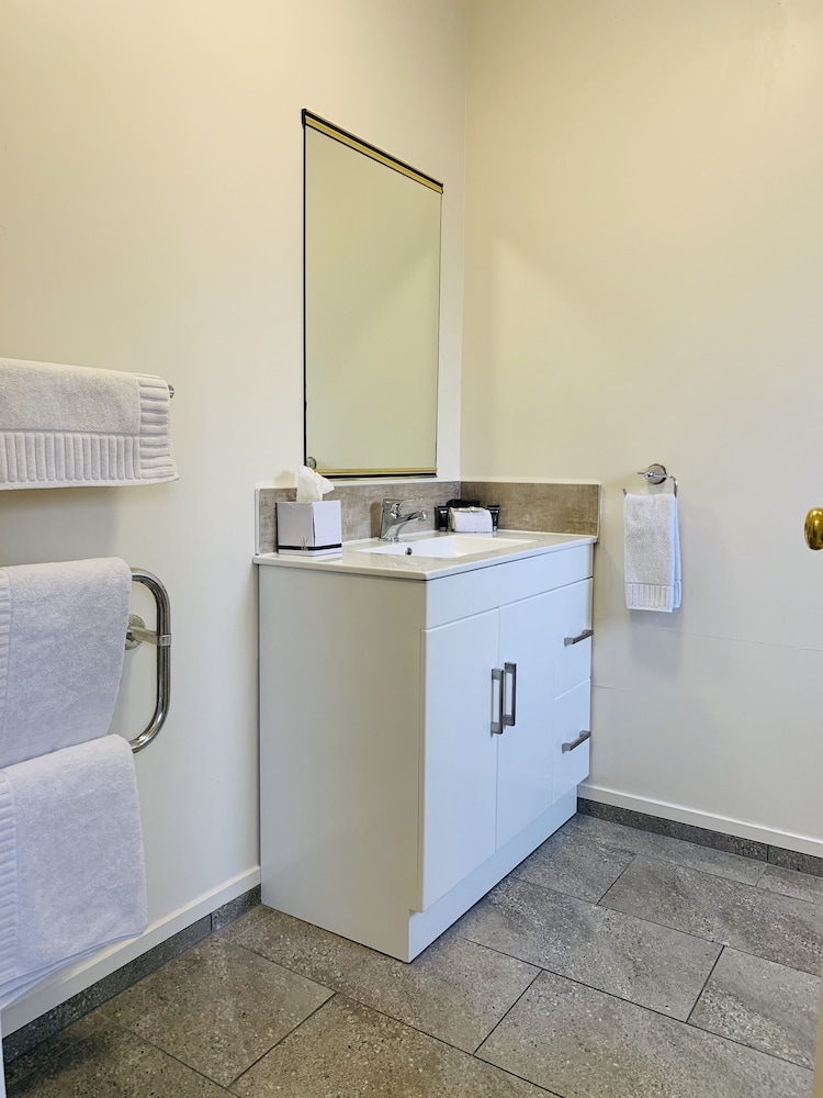 Kingswood Manor Motel 7/38