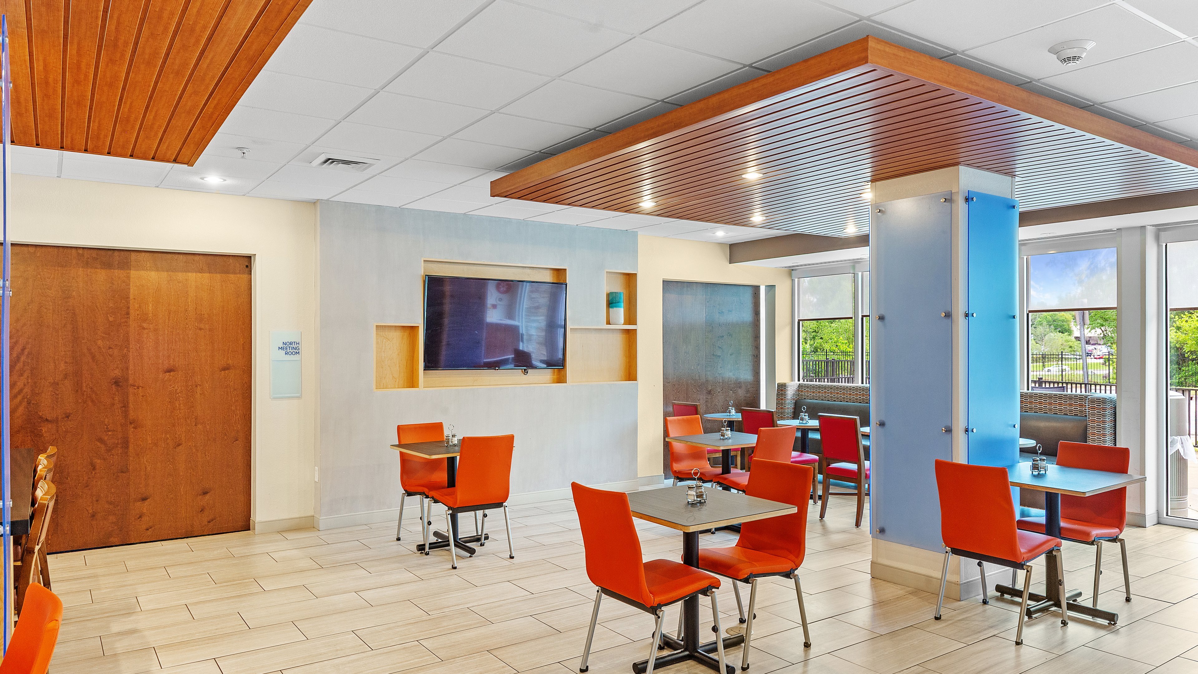 Holiday Inn Express Suites Mobile University Area 24/33