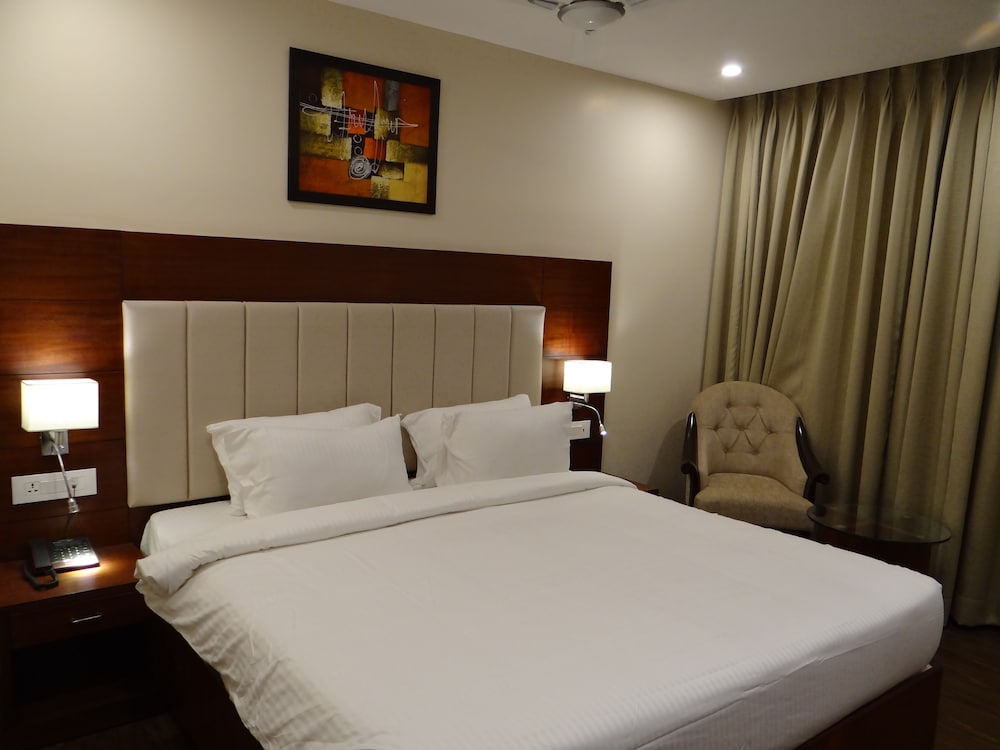 EXECUTIVE, DOUBLE OR TWIN BED, CITY VIEW