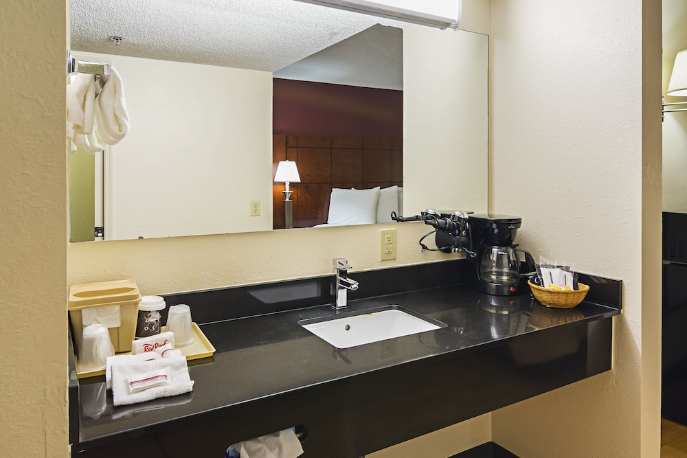 Red Roof Inn & Suites Fayetteville - Fort Bragg 26/27