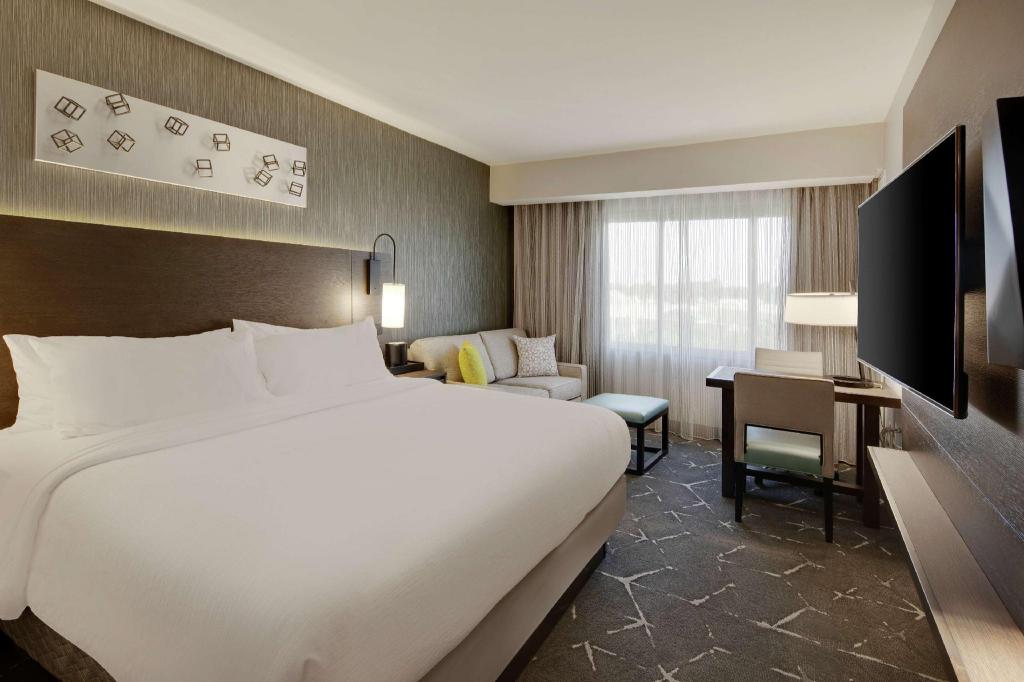 1 BEDROOM, STUDIO, KING BED, ACCESSIBLE