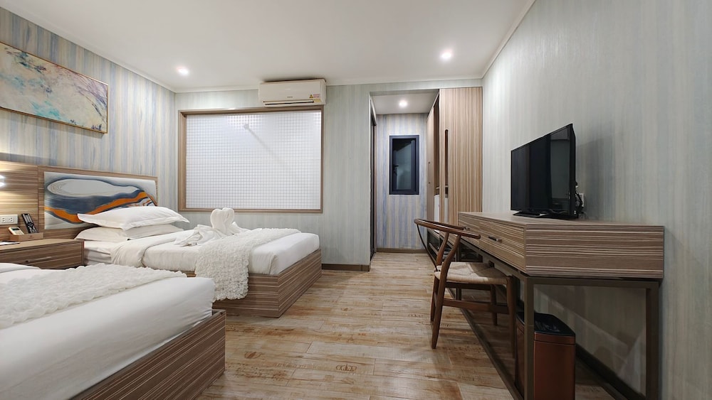 DELUXE, DOUBLE OR TWIN BED