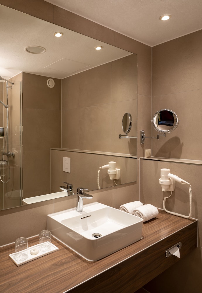 جناح جونيور بسرير كينج مع أريكة، H+ HOTEL HANNOVER 5/5
