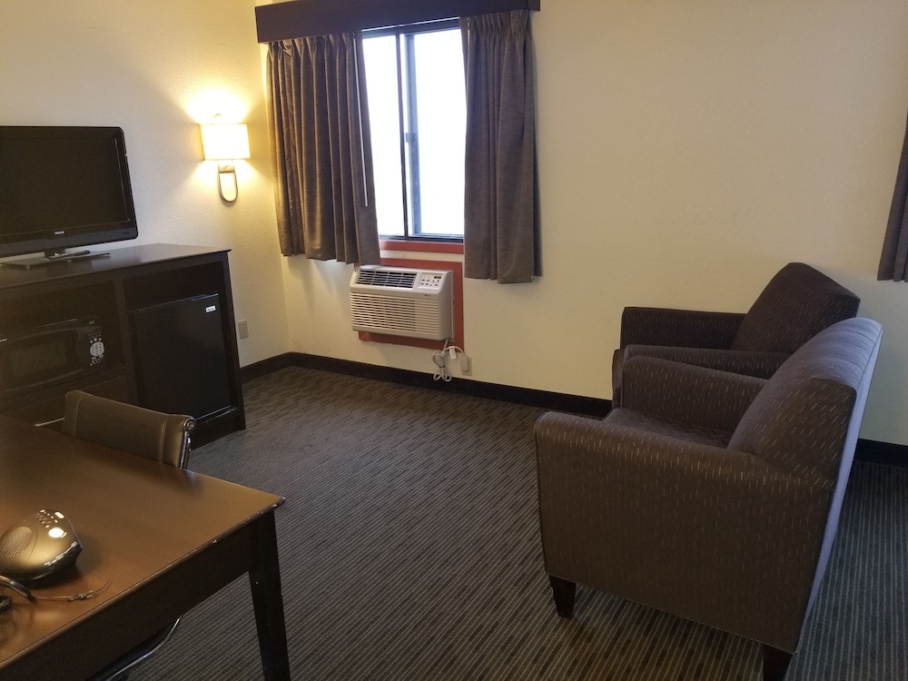 Baymont by Wyndham Eau Claire WI 18/27