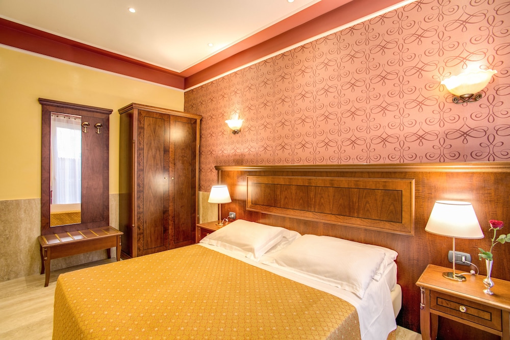 ROOM, DOUBLE BED, SMALL