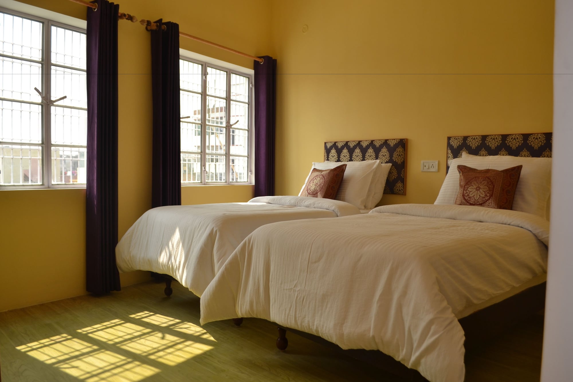 CLUB, TWIN BEDS