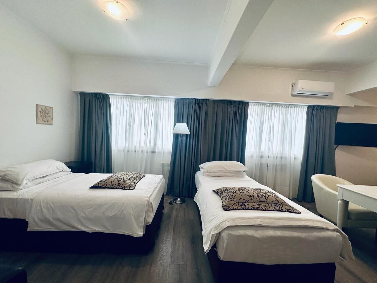 غرفة سوبيريور رباعية بسرير كينج وسريرين منفصلين، HOTEL TOLOSA 2/10