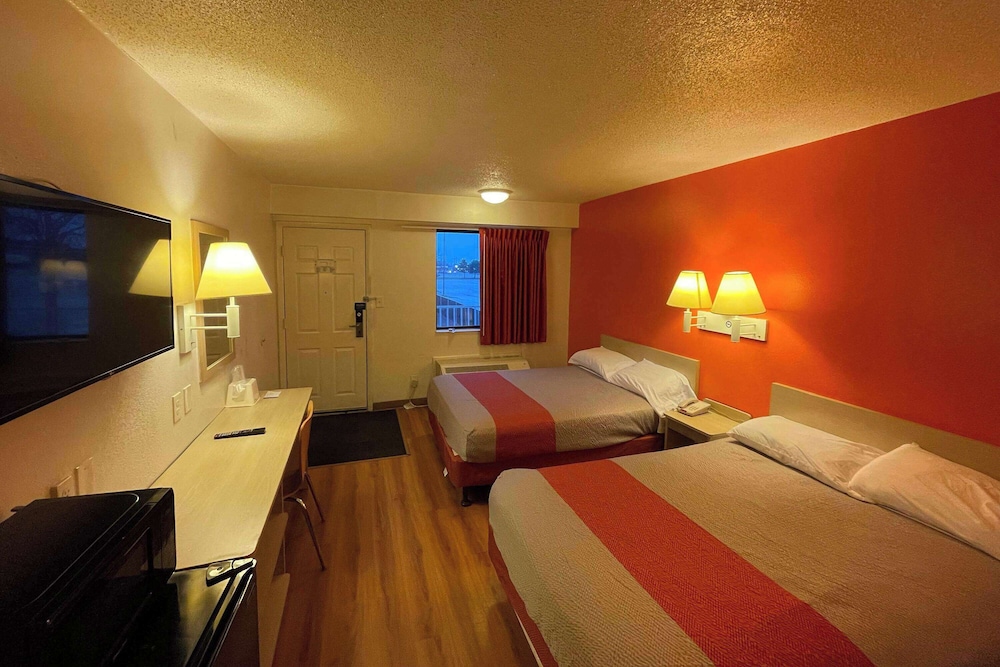 Travelodge by Wyndham Madison Heights MI 16/41